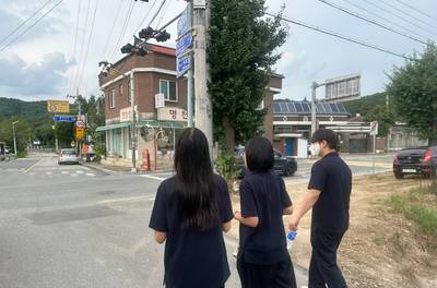 8월 《살아남는 중입니다》