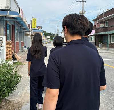 8월 《살아남는 중입니다》