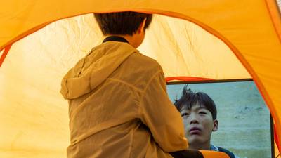 8월 《살아남는 중입니다》